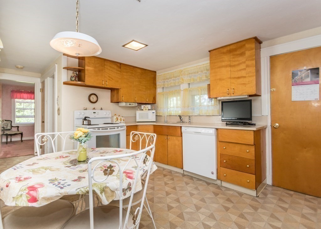 1393 Trapelo Road Waltham, MA 02451 - Photo 6 of 37