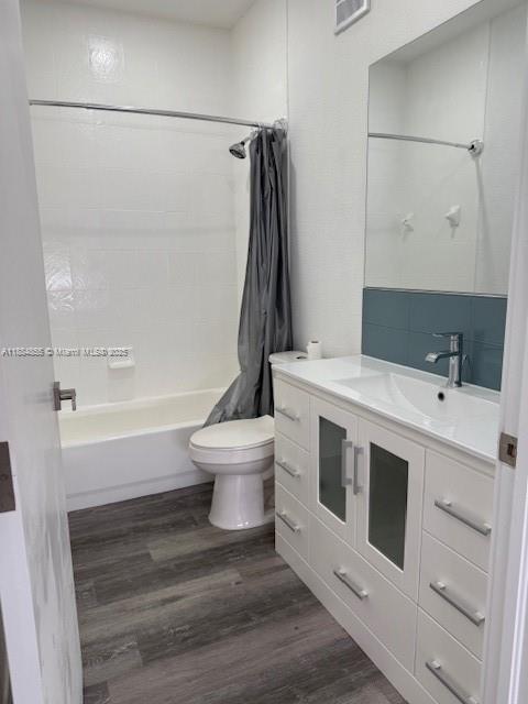17820 Northwest 73rd Avenue, Unit 1011 Hialeah, FL 33015 - Photo 19 of 22 a bathroom with a sink a toilet and bathtub