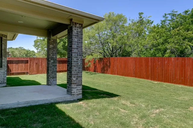a view of a back yard