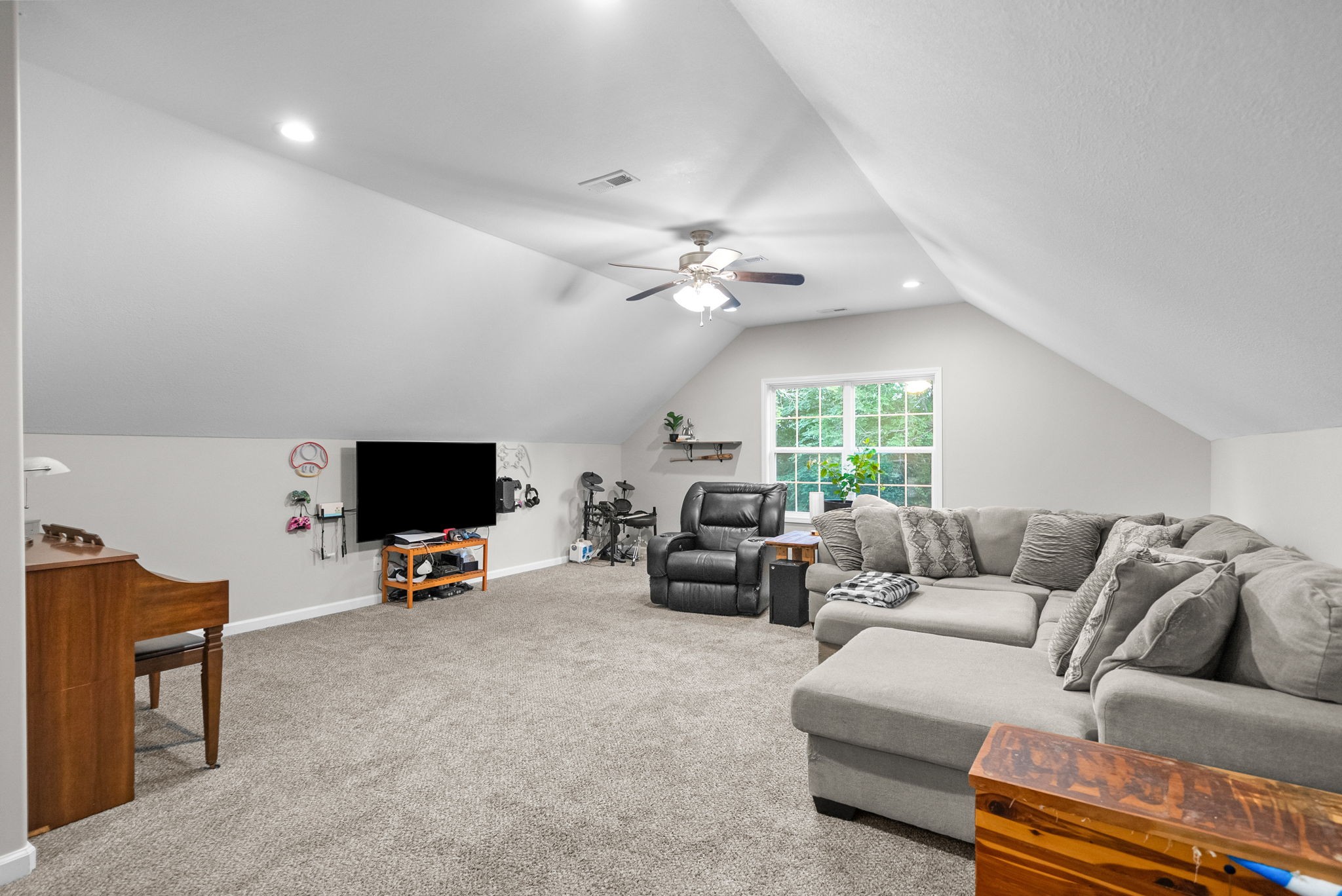 2685 Mockingbird Hill Road Palmyra, TN 37142 - Photo 34 of 47 a living room with furniture and a flat screen tv
