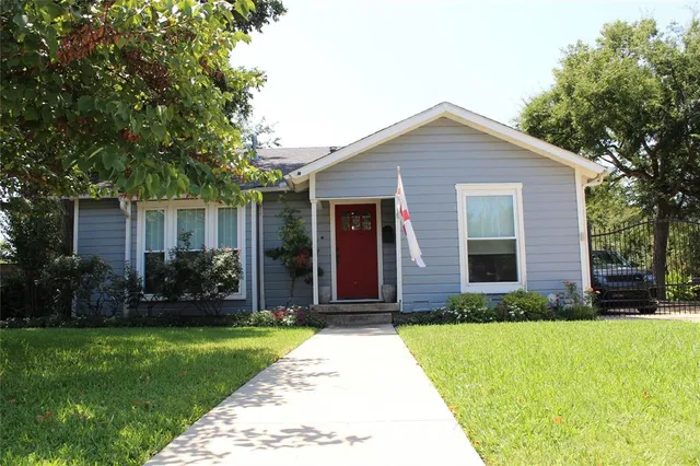 a view of a house with backyard and garden