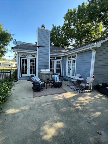 a view of a house with yard and sitting area