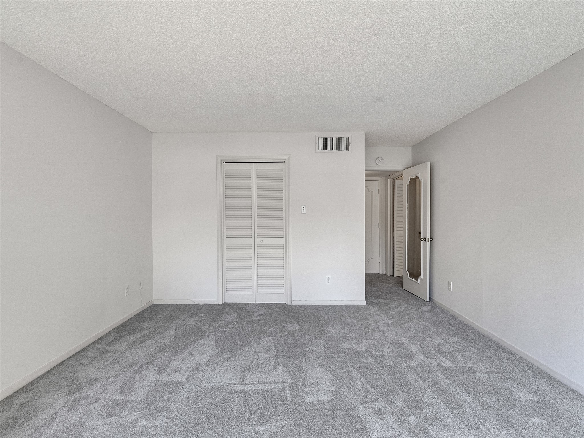 5050 Ambassador Way, Unit 218 Houston, TX 77056 - Photo 11 of 15 Additional angle of primary bedroom