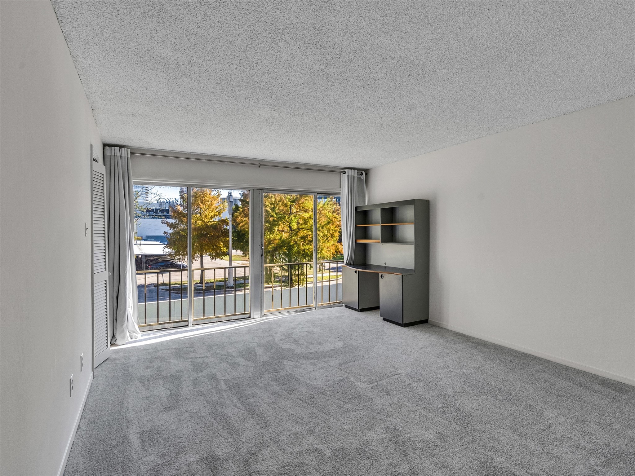 5050 Ambassador Way, Unit 218 Houston, TX 77056 - Photo 9 of 15 Primary Bedroom