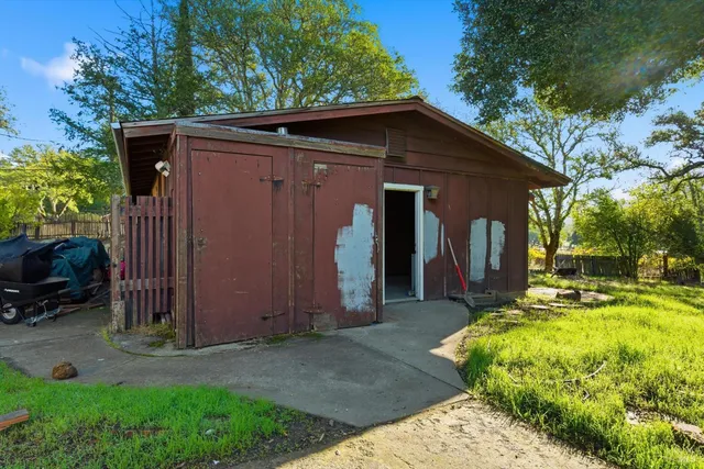 a view of a house with backyard and sitting area