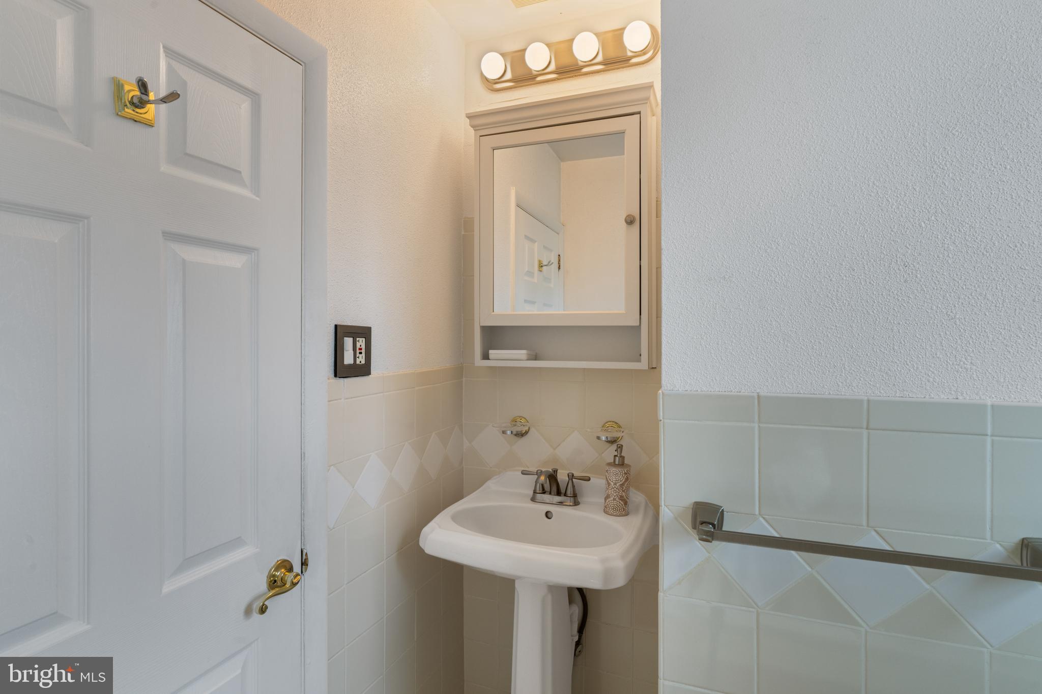 615 Sherrie Road Philadelphia, PA 19115 - Photo 16 of 30 Hallway bathroom