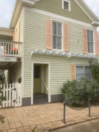 $975 | 1315 18th Street, Unit DOWN, Galveston, TX 77550