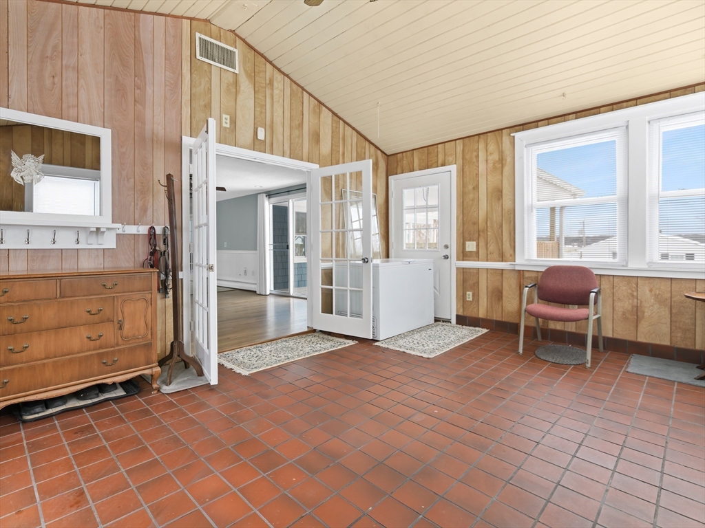 1082 Hancock Street Fall River, MA 02721 - Photo 18 of 42