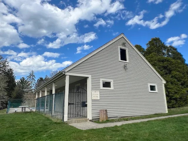 a view of a house with yard