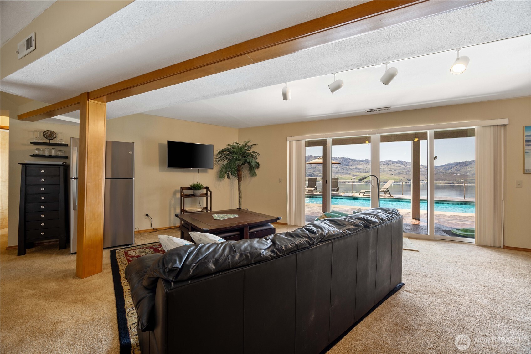 217 Riviera Drive Chelan, WA 98816 - Photo 19 of 38 a living room with furniture and a large window