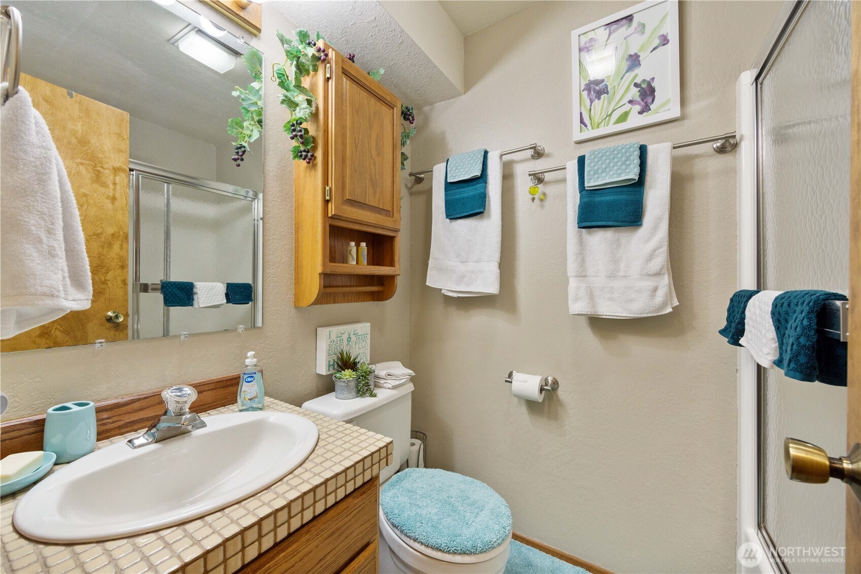 217 Riviera Drive Chelan, WA 98816 - Photo 21 of 38 a bathroom with a toilet sink and mirror