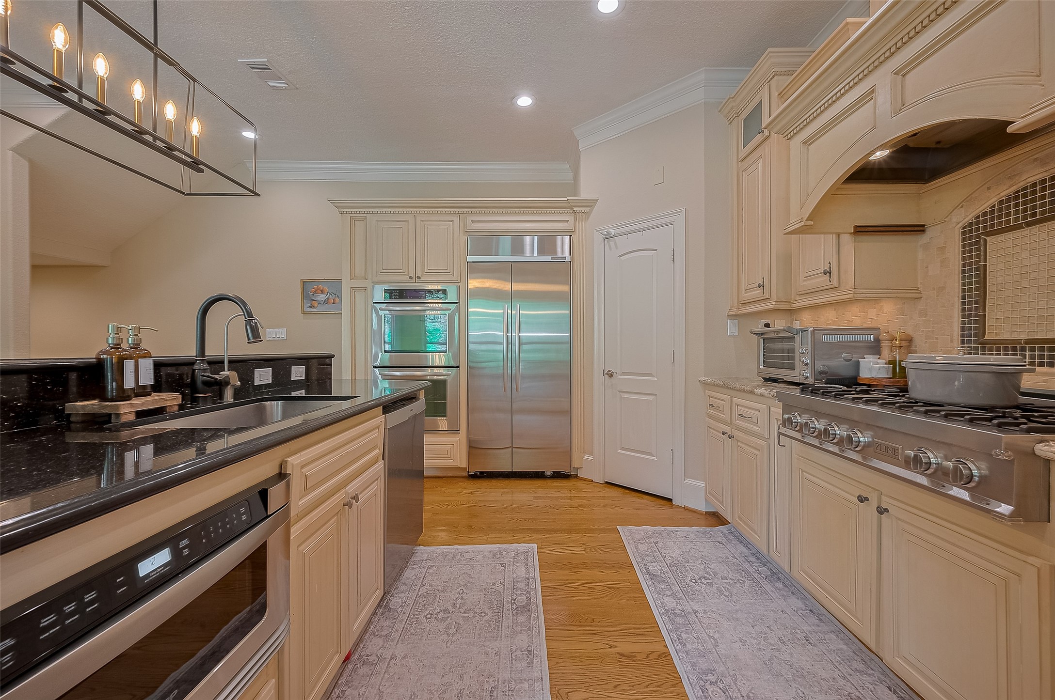 6419 Rodrigo Street Houston, TX 77007 - Photo 15 of 35 These beautiful granite stone countertops have no shortage of counter space.