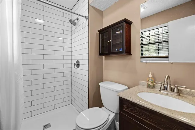 $375,000 | 8919 Greenway Lane, Lenexa, KS 66215