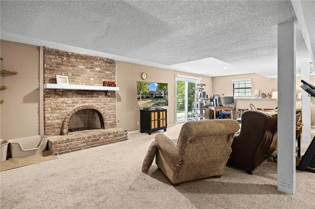 $375,000 | 8919 Greenway Lane, Lenexa, KS 66215