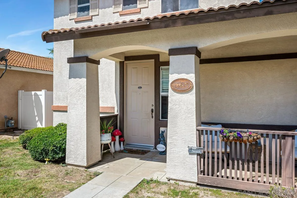 39537 Tischa Drive Temecula, CA 92591 - Photo 2 of 35 a view of entryway
