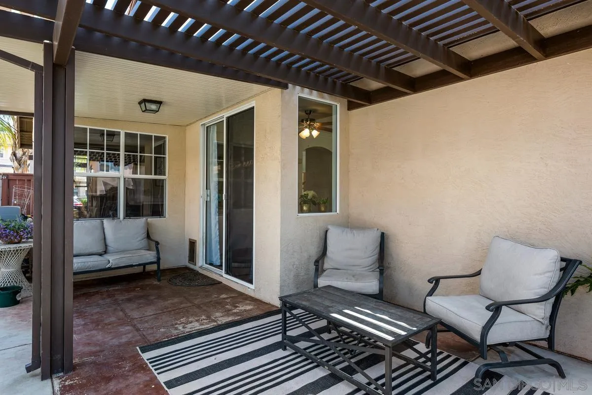 39537 Tischa Drive Temecula, CA 92591 - Photo 25 of 35 a balcony with furniture