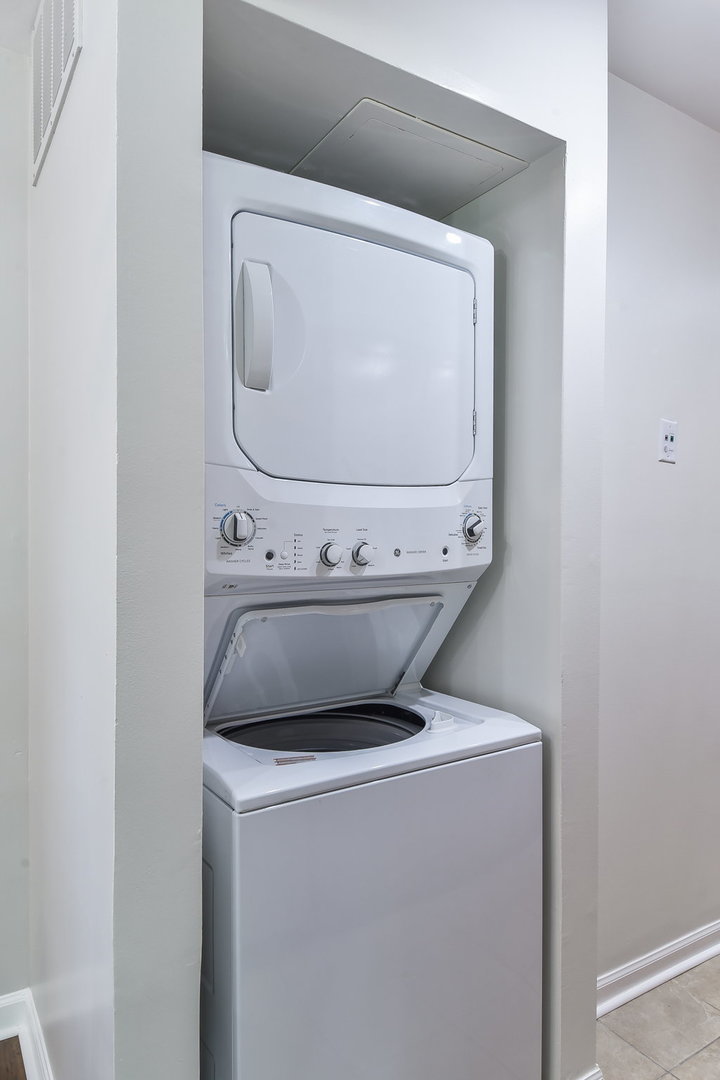 367 Sandhurst Circle, Unit 5 Glen Ellyn, IL 60137 - Photo 9 of 10 a utility room with dryer and washer