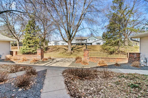 $219,900 | 7646 13th Street North, Oakdale, MN 55128