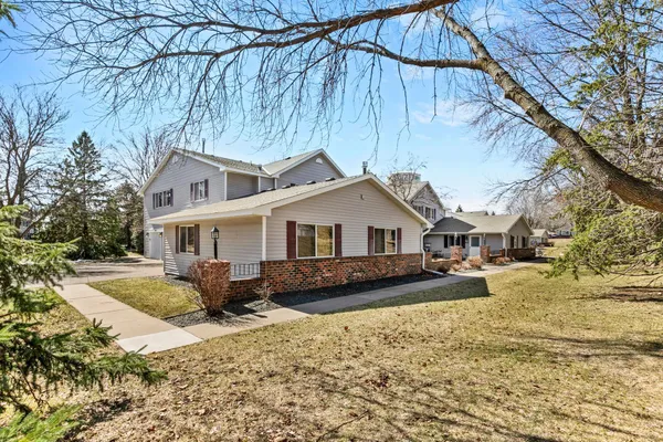 $219,900 | 7646 13th Street North, Oakdale, MN 55128