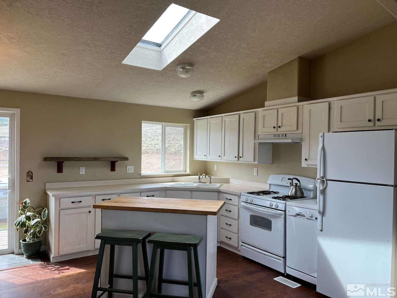 3395 Basque Oven Road Reno, NV 89510 - Photo 28 of 40 a kitchen with a white cabinets and white appliances
