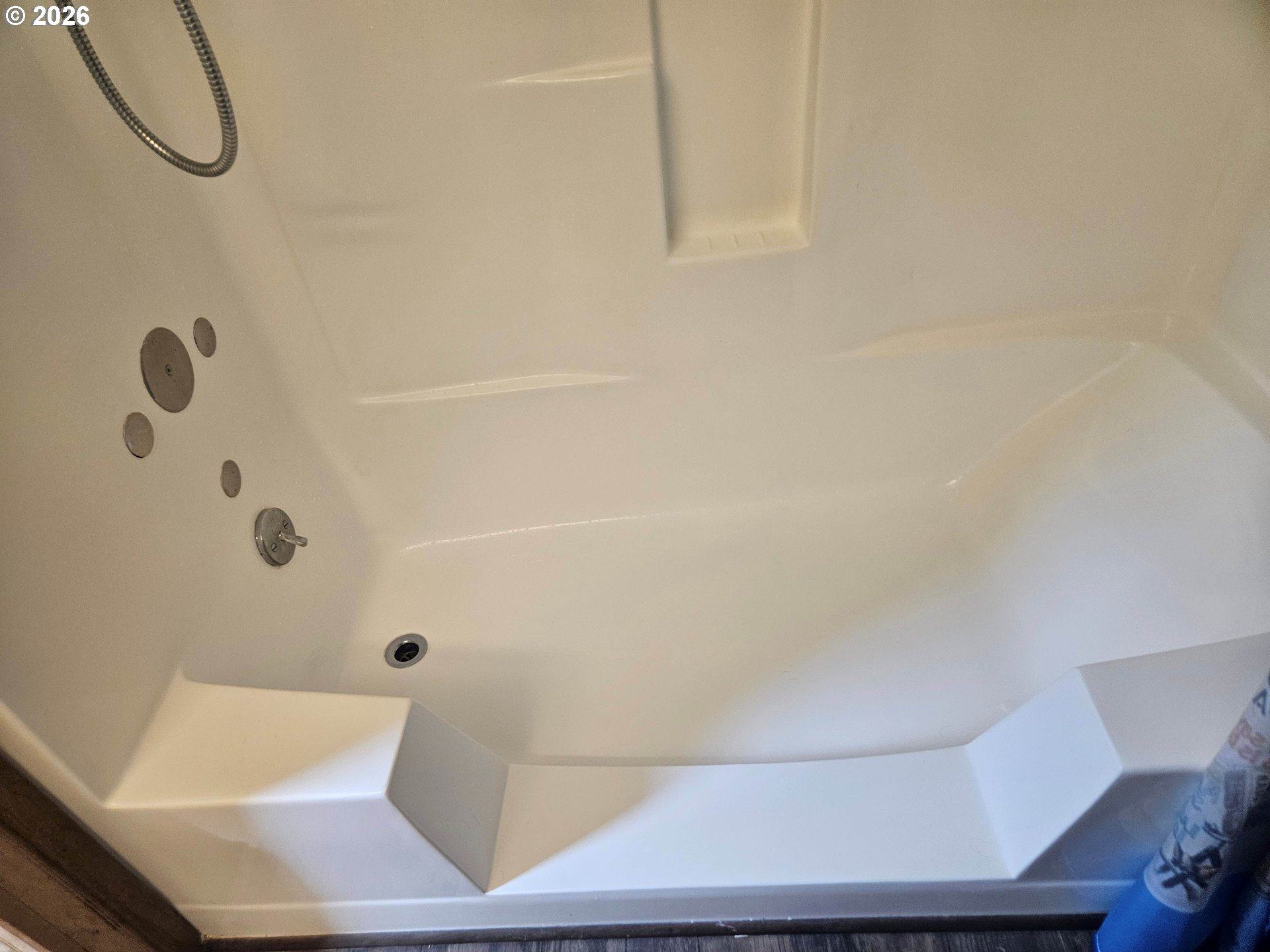 1600 Rhododendron Drive, Unit 214 Florence, OR 97439 - Photo 15 of 38 a bathroom with a bathtub