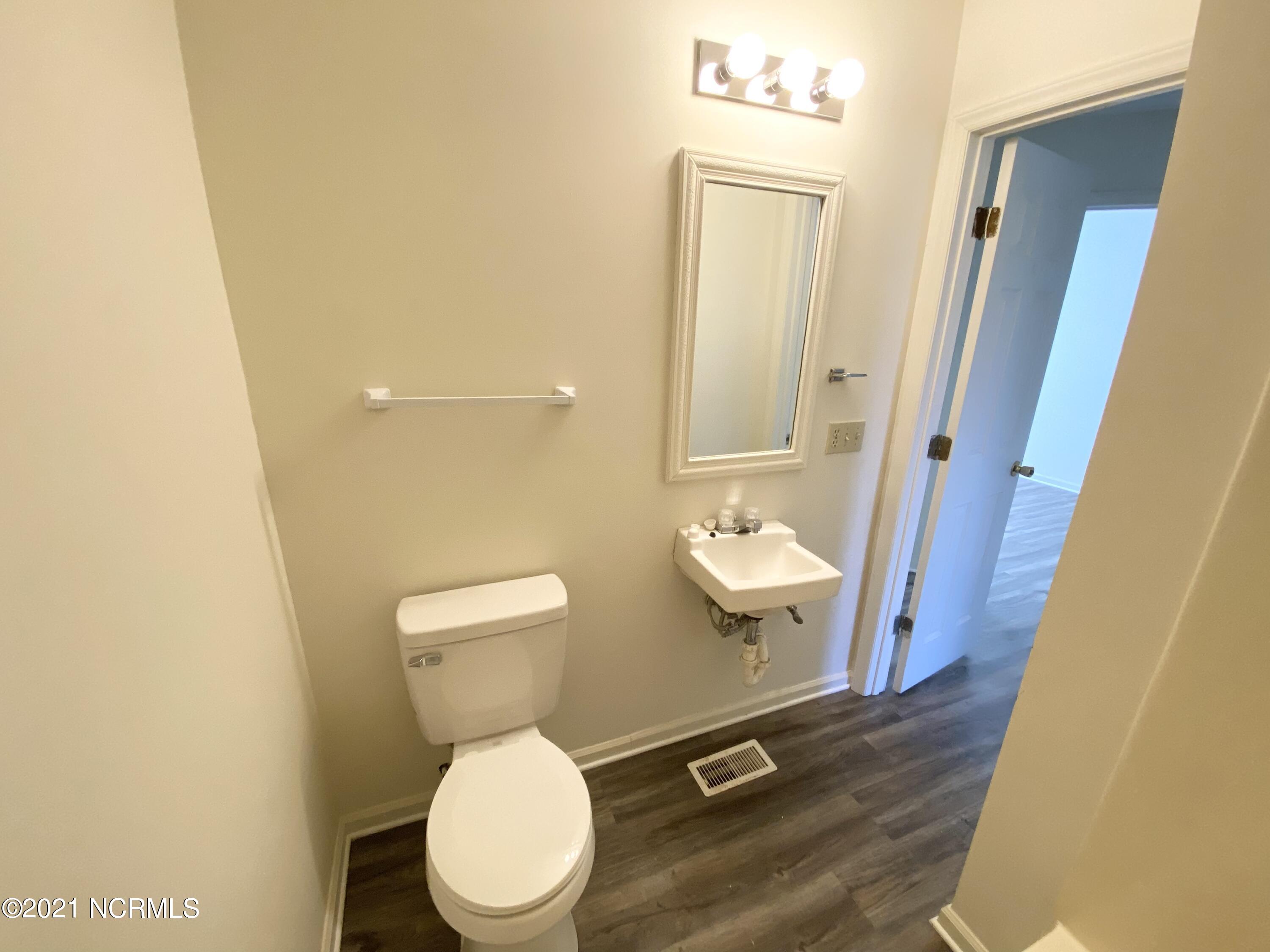 2700 Thackery Road, Unit 42 Greenville, NC 27858 - Photo 11 of 18 Hall bathroom