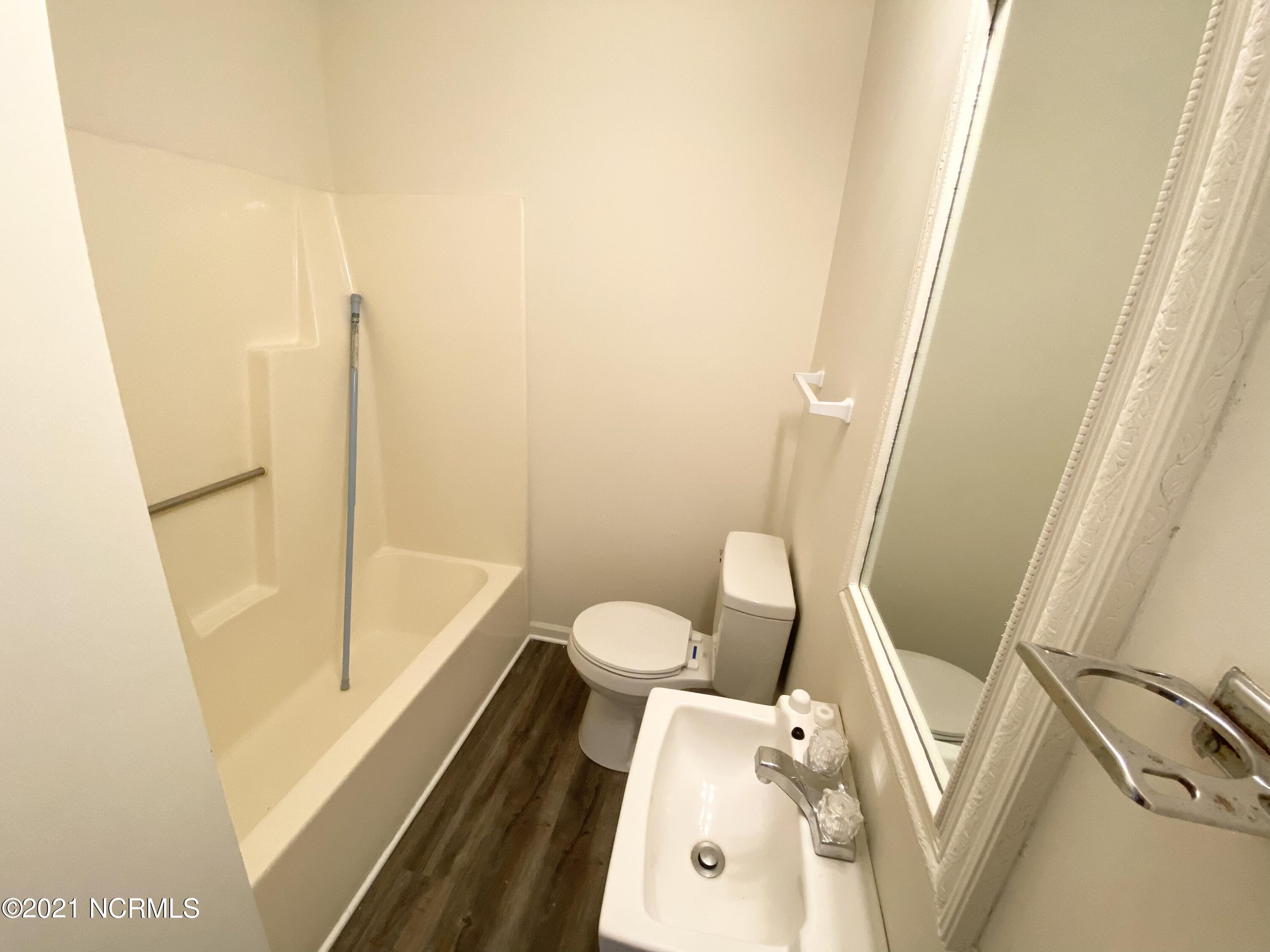 2700 Thackery Road, Unit 42 Greenville, NC 27858 - Photo 12 of 18 Hall bathroom
