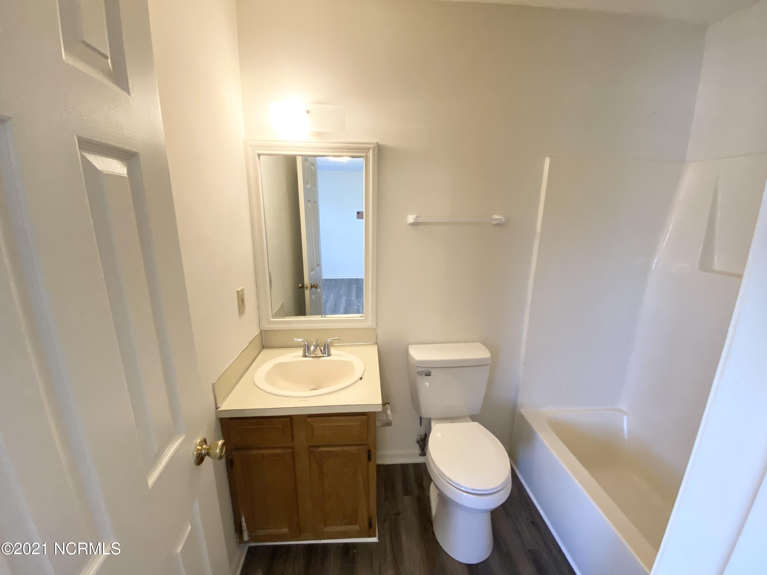 2700 Thackery Road, Unit 42 Greenville, NC 27858 - Photo 9 of 18 Master bath