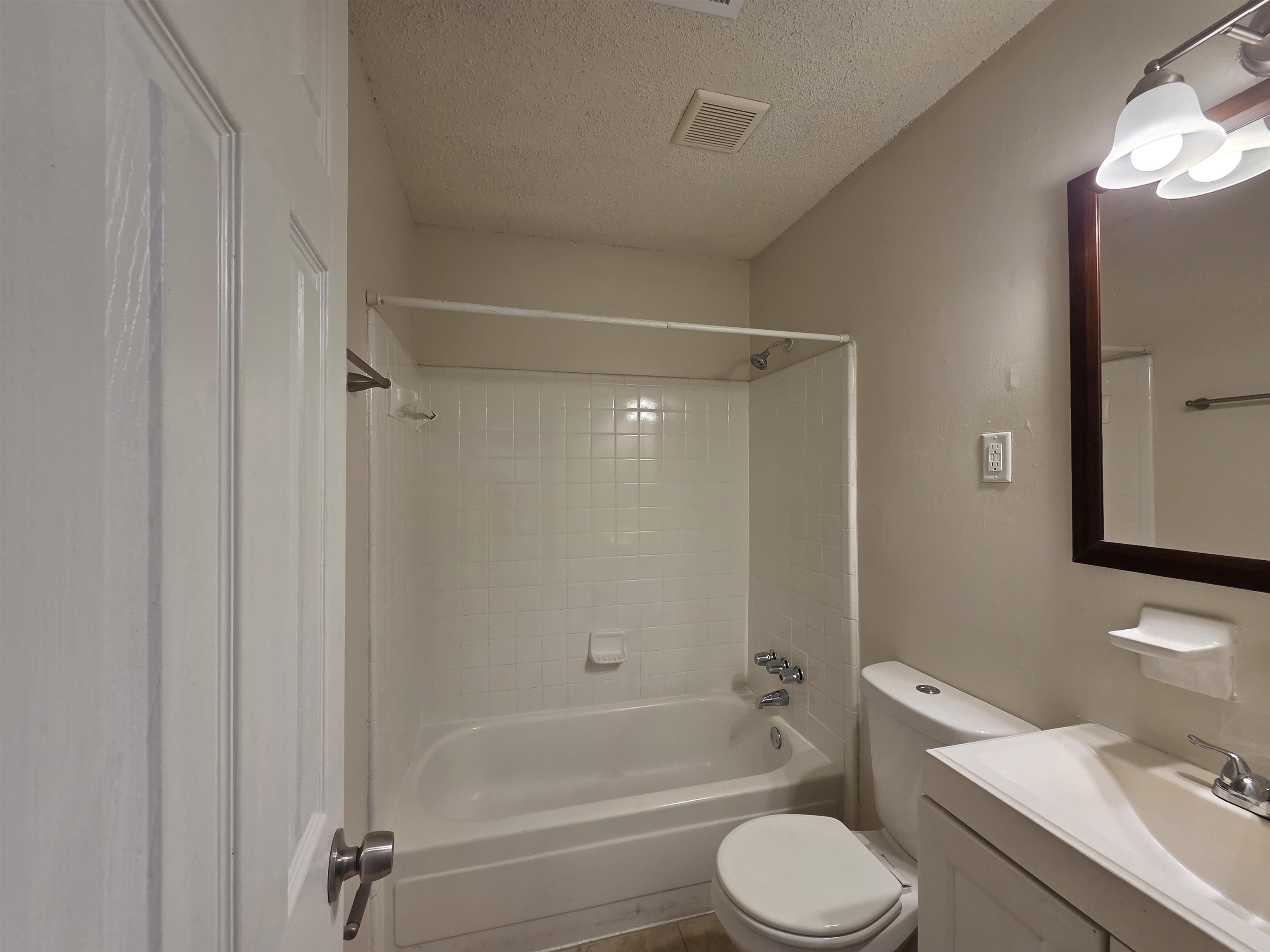 4528 Sugar Creek Road Memphis, TN 38118 - Photo 39 of 40 a bathroom with a toilet and a bathtub
