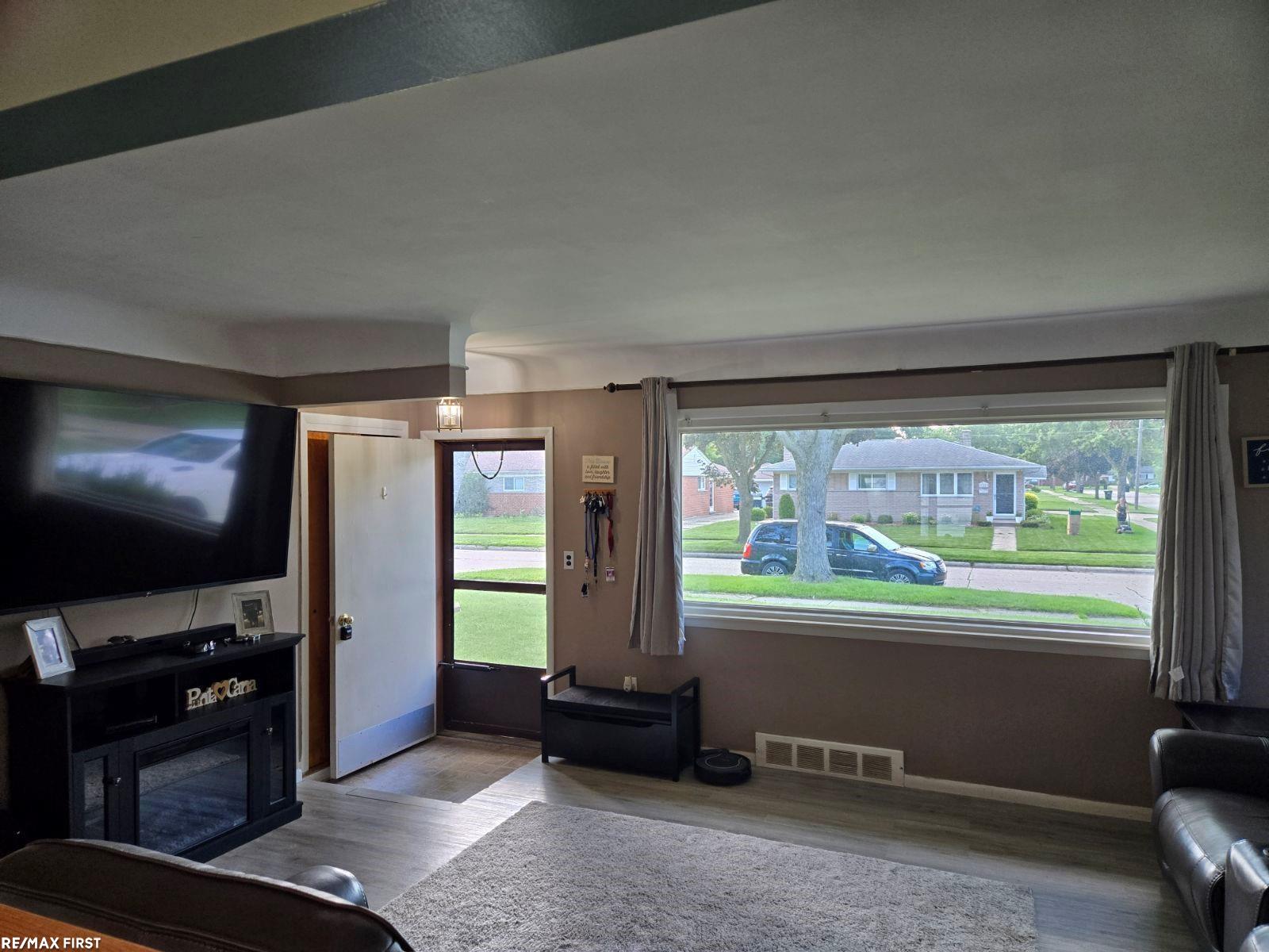 11188 Erdmann Road Sterling Heights, MI 48314 - Photo 8 of 30 50149902-7942da71-2aac-40d1-af54-6a379823c17b.JPG