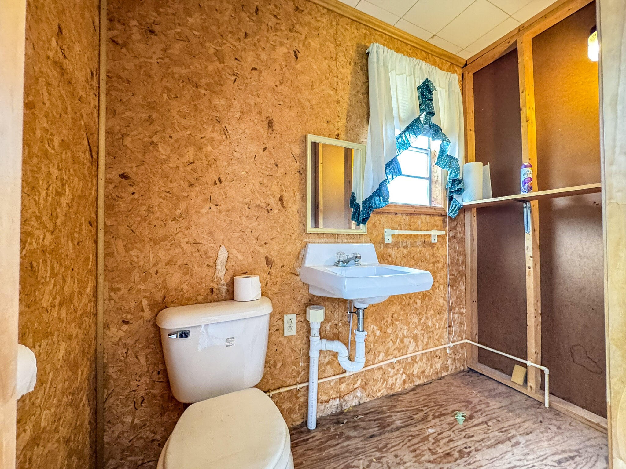 428 Caldwell Road Southeast Cleveland, TN 37323 - Photo 79 of 91 a bathroom with a toilet sink and shower