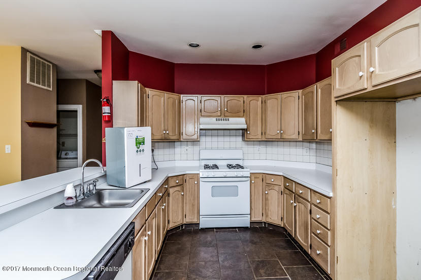 12 Duke Pass Colts Neck, NJ 07722 - Photo 9 of 25 009-4585289-small
