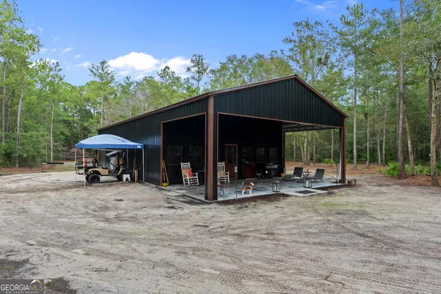 a view of a house with backyard