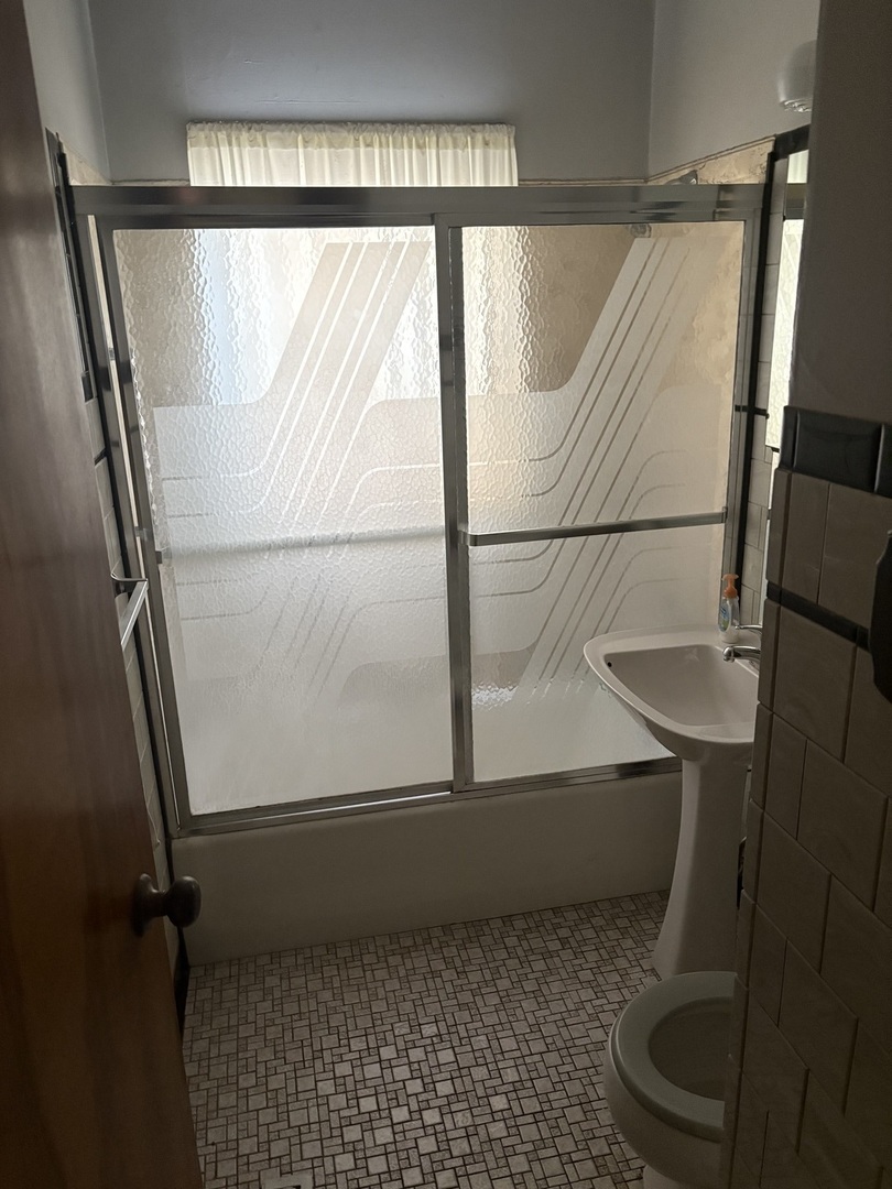 540 East 148th Place Harvey, IL 60426 - Photo 5 of 19 a bathroom with a shower