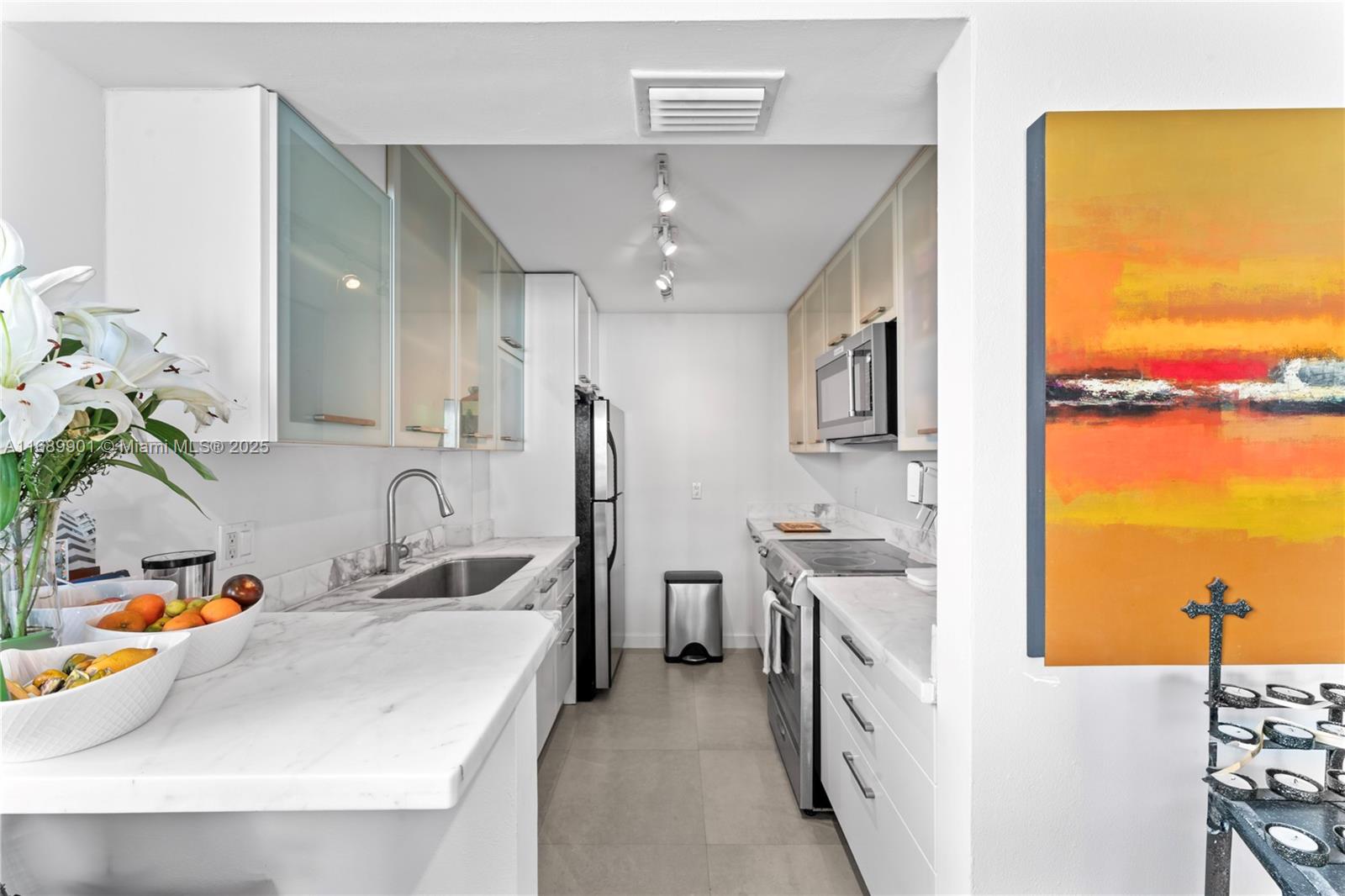 1670 Bay Road, Unit 3E Miami Beach, FL 33139 - Photo 6 of 13 Gallery Image 6