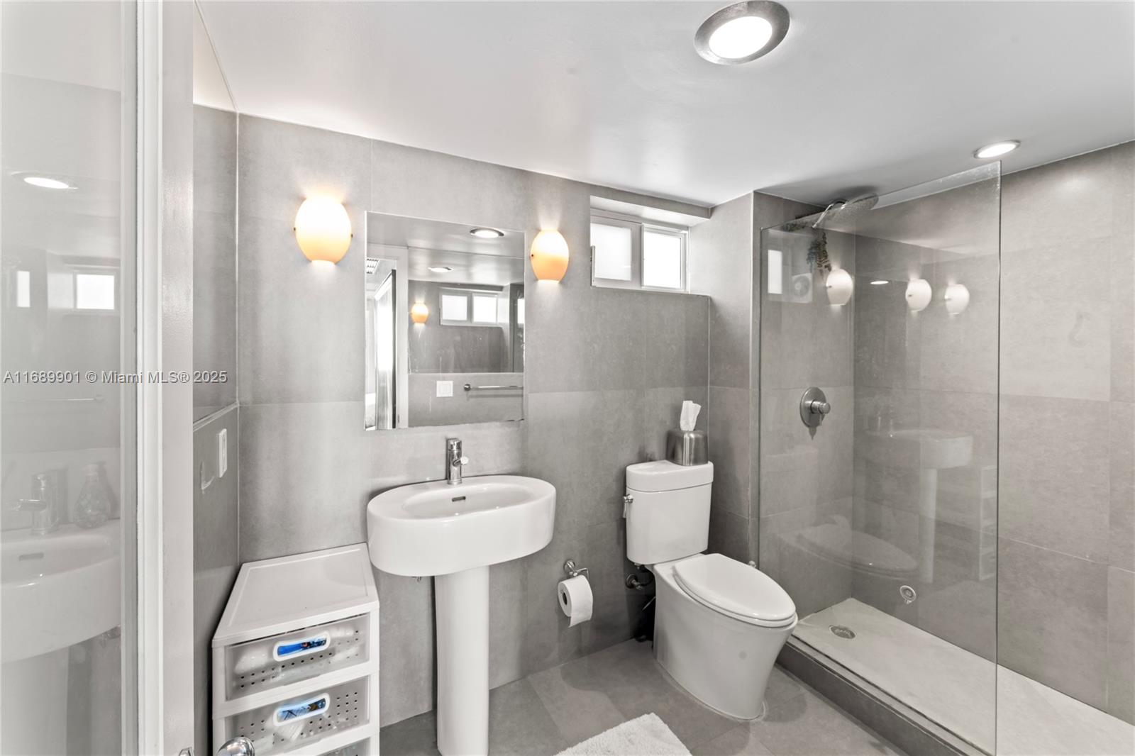 1670 Bay Road, Unit 3E Miami Beach, FL 33139 - Photo 9 of 13 Gallery Image 9