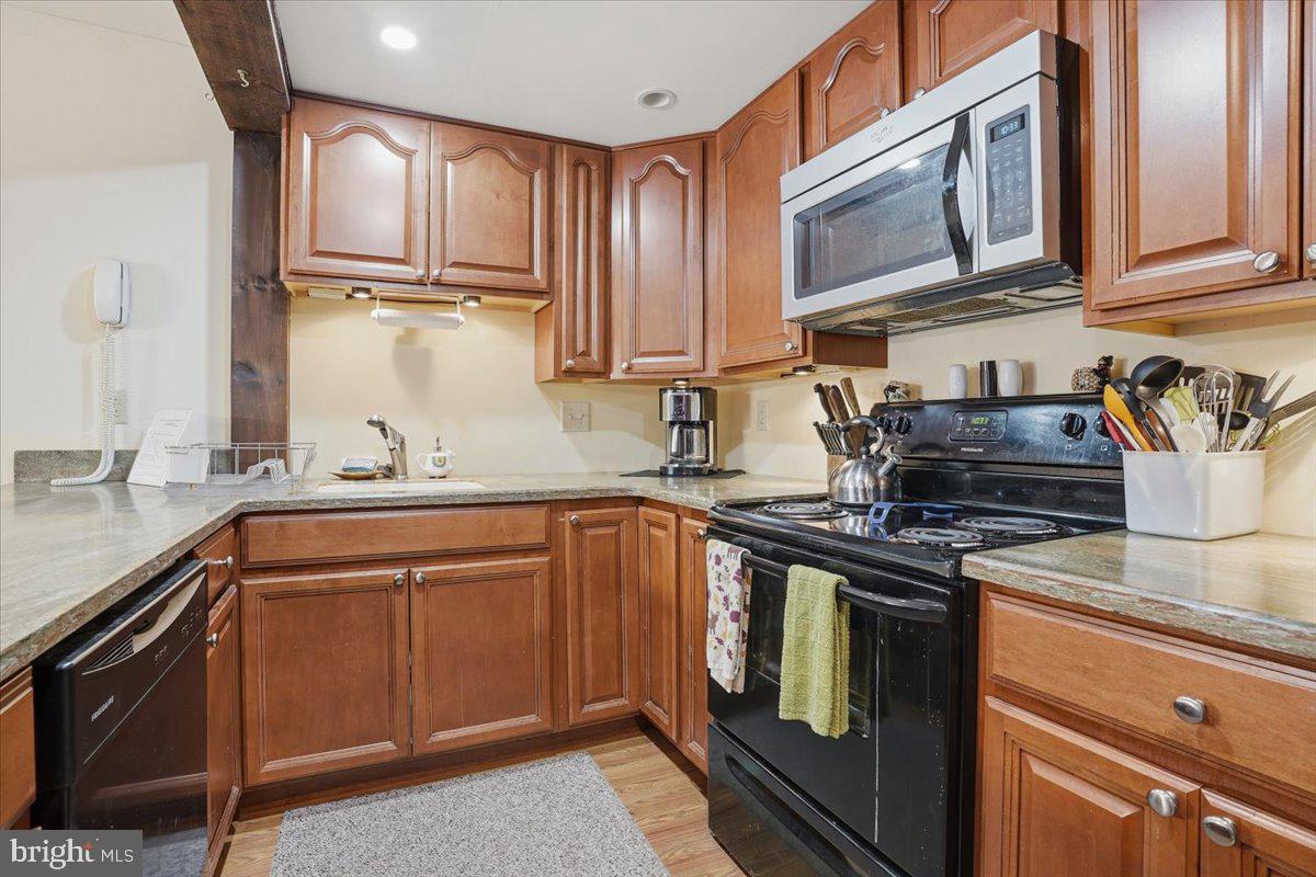 39 Ruffed Grouse Court Lake Harmony, PA 18624 - Photo 15 of 40 Updated kitchen with ample prep space
