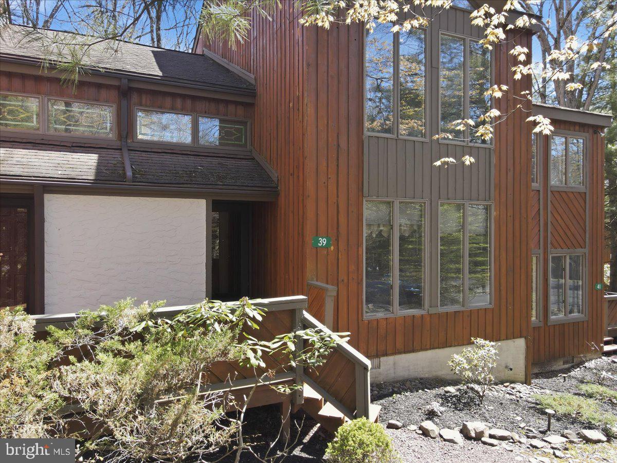 39 Ruffed Grouse Court Lake Harmony, PA 18624 - Photo 4 of 40 Charming getaway with wooded views
