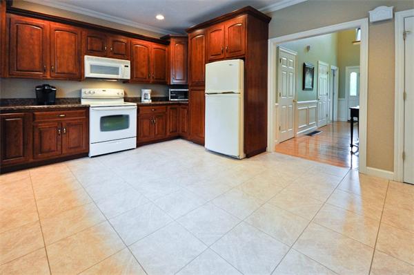 37 Bellingham Road Blackstone, MA 01504 - Photo 8 of 20 Gallery Image 8