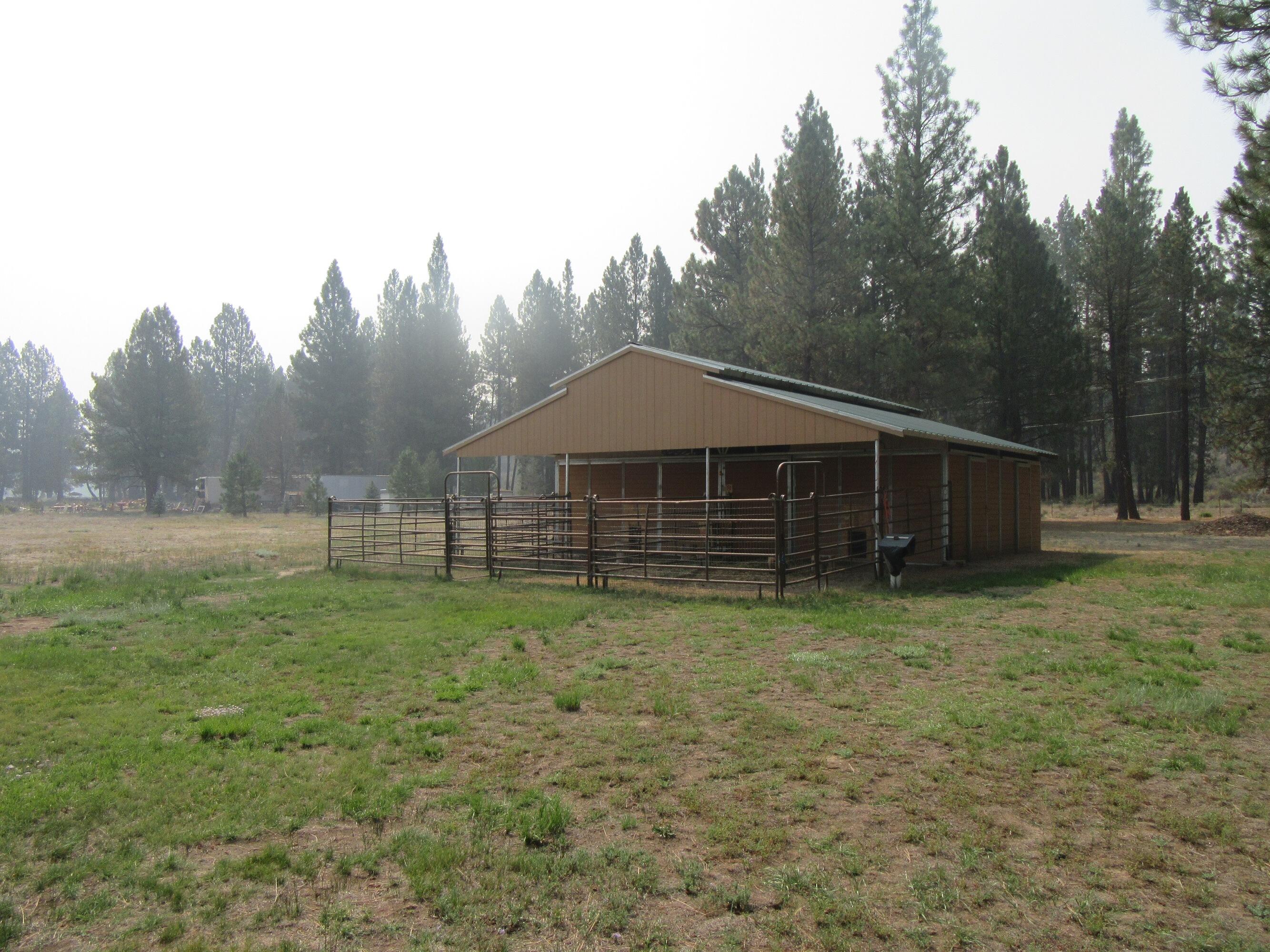 37187 Rollingwood Road Chiloquin, OR 97624 - Photo 3 of 33 Barn front