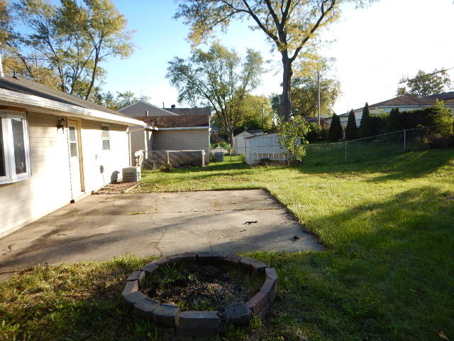 344 Hickory Avenue Romeoville, IL 60446 - Photo 11 of 11 a view of a backyard with large trees