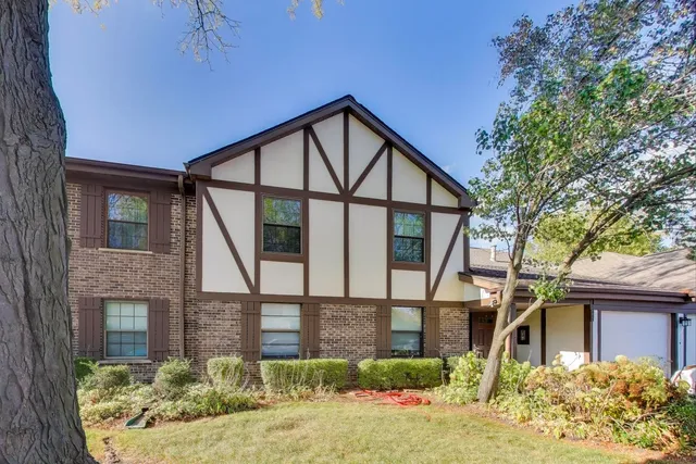 $269,900 | 368 Southbury Court, Unit D2, Schaumburg, IL 60193