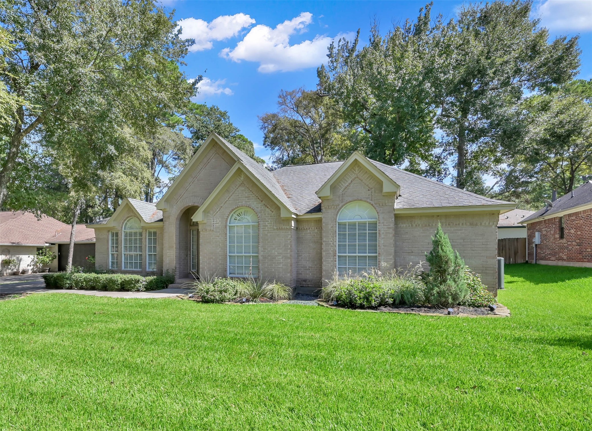 129 Dawns Edge Conroe, TX 77356 - Photo 2 of 38