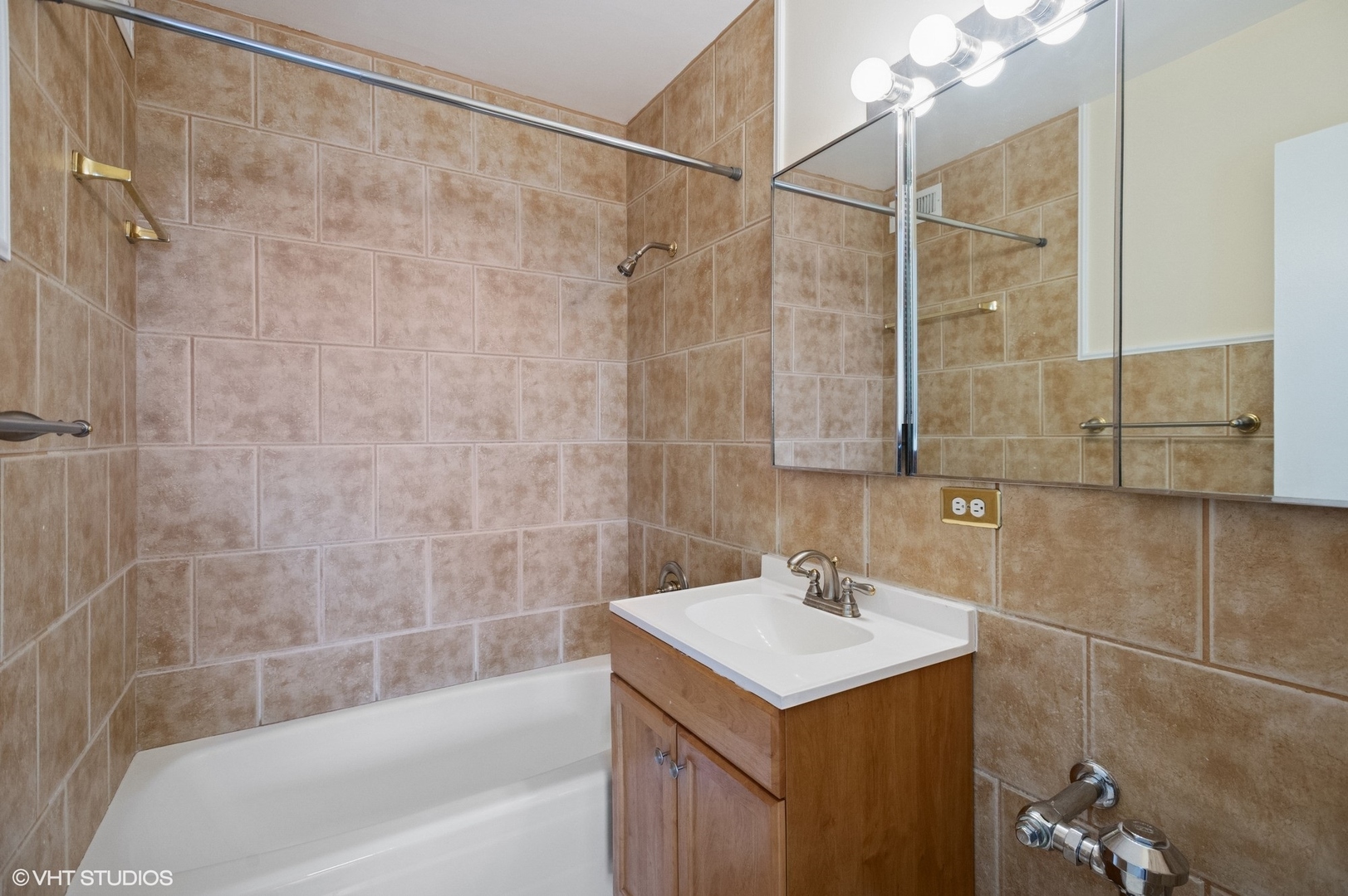 5757 North Sheridan Road, Unit 20J Chicago, IL 60660 - Photo 11 of 20 a bathroom with a sink and a bathtub