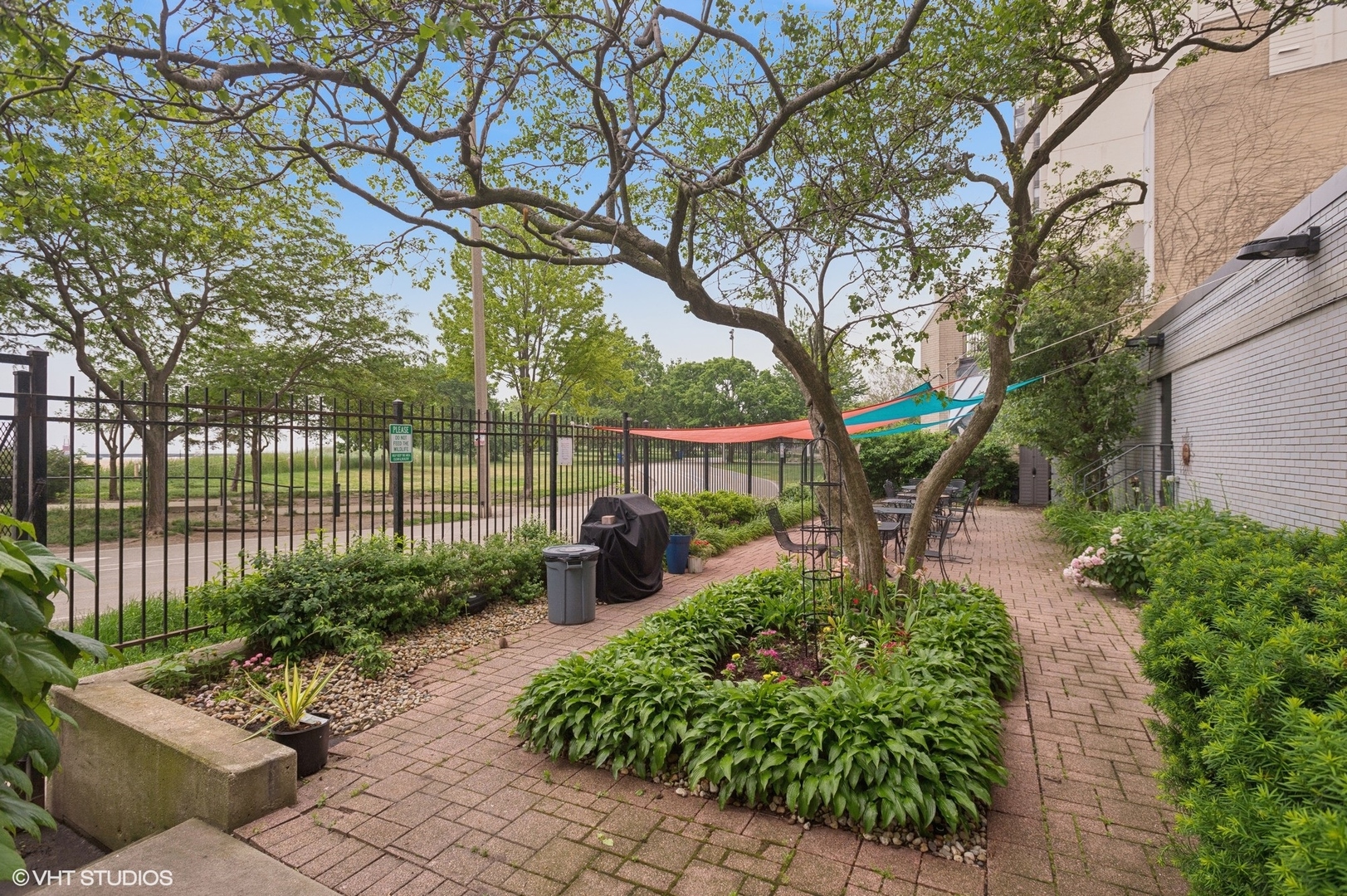 5757 North Sheridan Road, Unit 20J Chicago, IL 60660 - Photo 18 of 20 a view of a backyard with garden