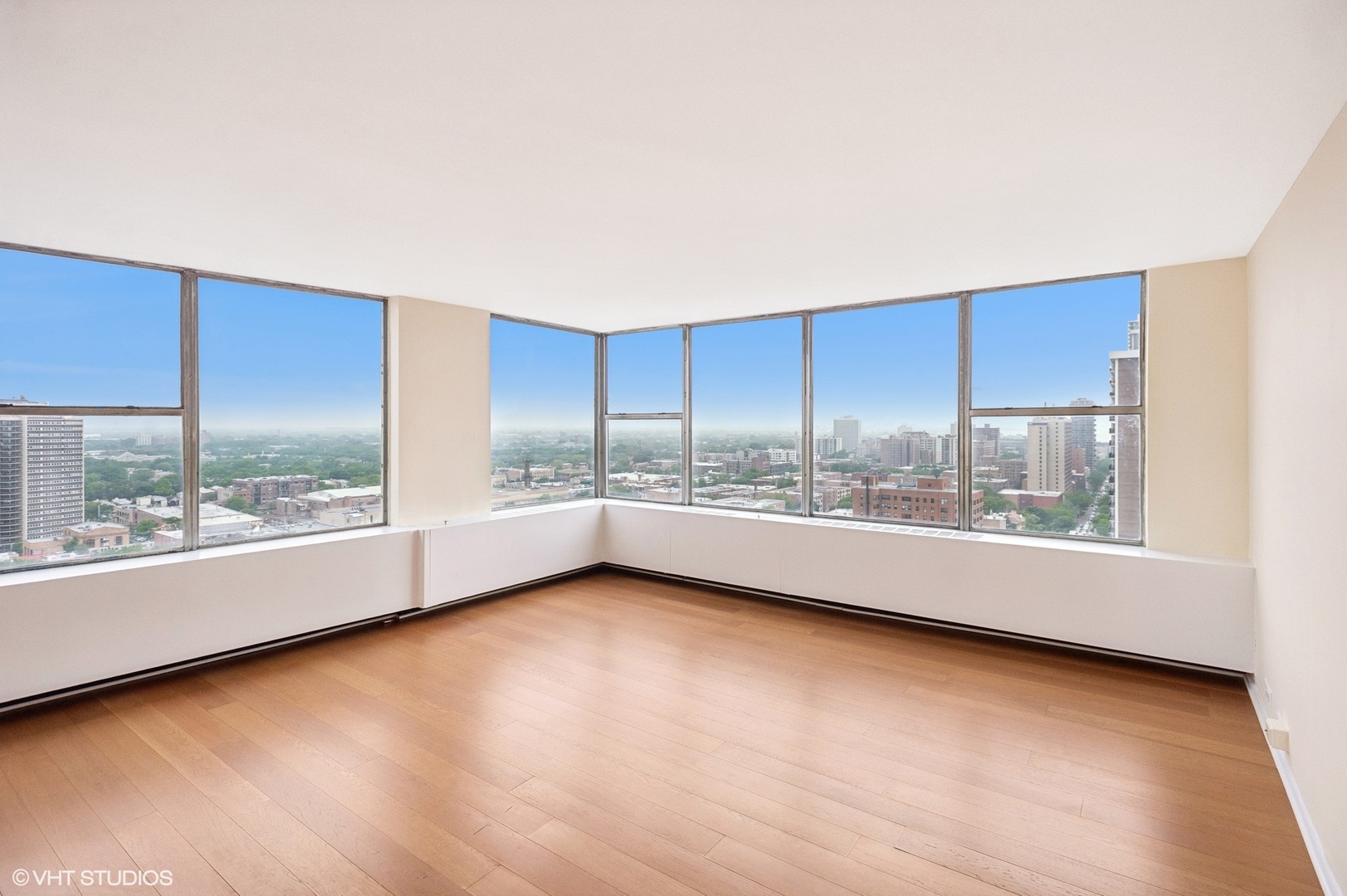 5757 North Sheridan Road, Unit 20J Chicago, IL 60660 - Photo 4 of 20 a view of an empty room with a window