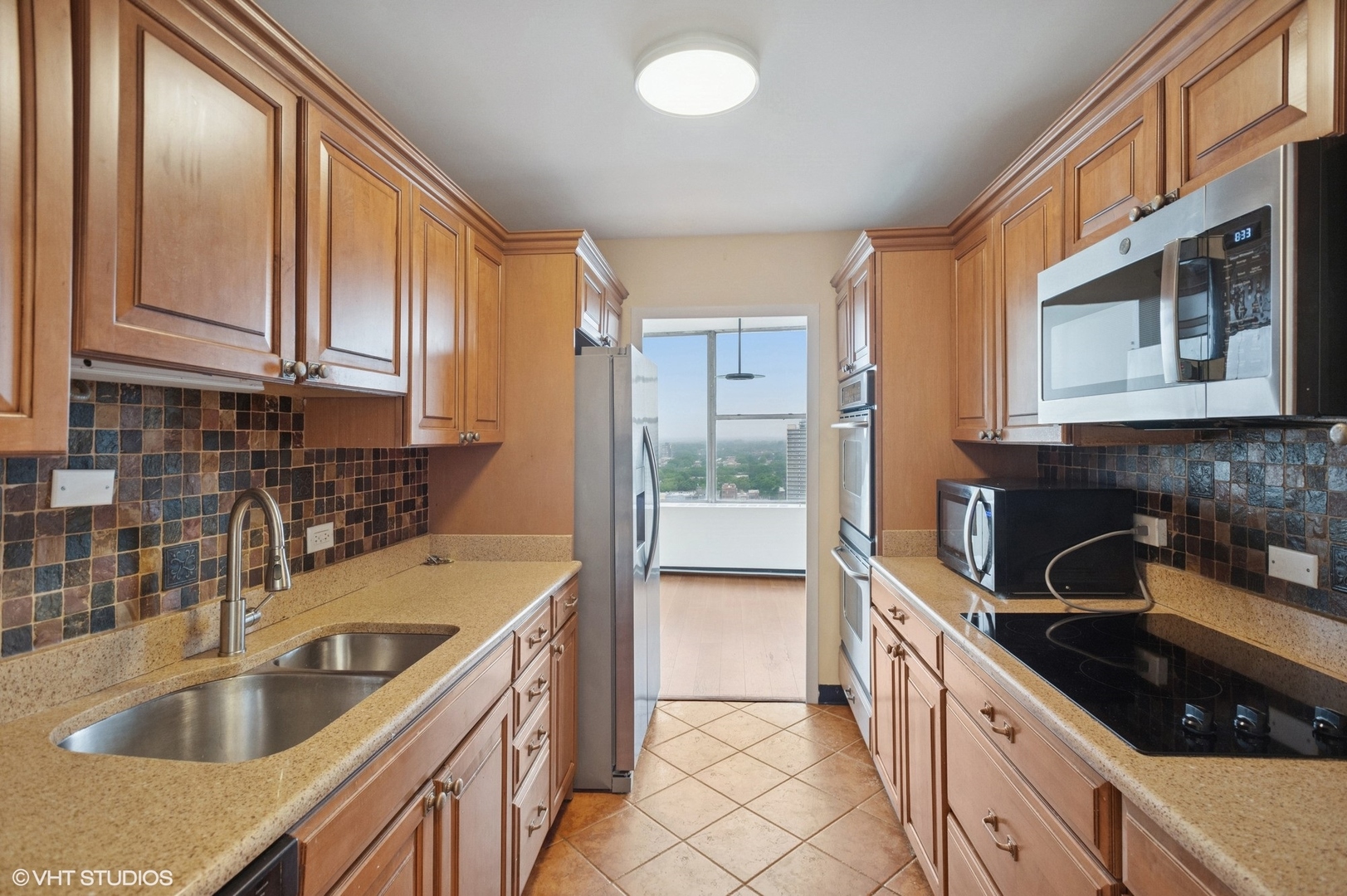 5757 North Sheridan Road, Unit 20J Chicago, IL 60660 - Photo 7 of 20 a kitchen that has a sink and a stove