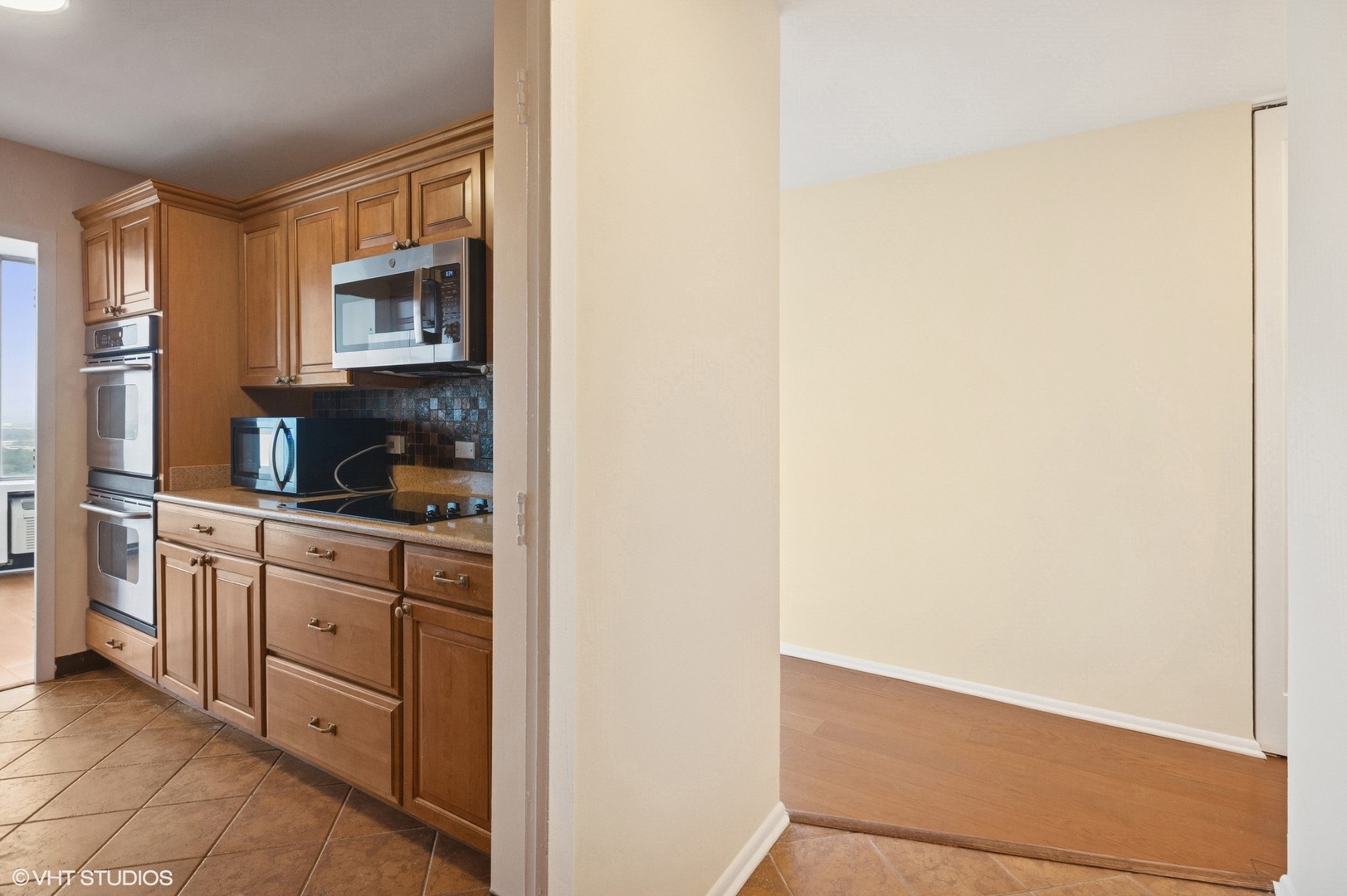 5757 North Sheridan Road, Unit 20J Chicago, IL 60660 - Photo 8 of 20 a kitchen with cabinets and a stove
