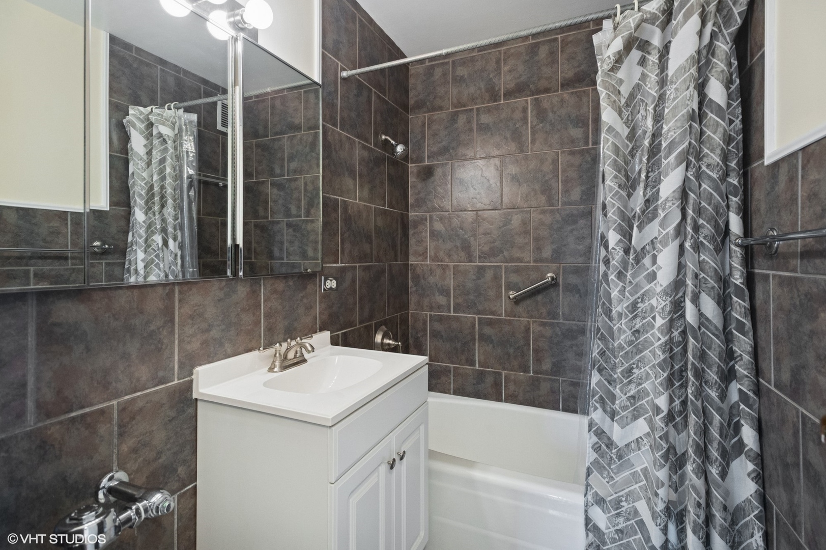 5757 North Sheridan Road, Unit 20J Chicago, IL 60660 - Photo 9 of 20 a bathroom with a sink a toilet and shower