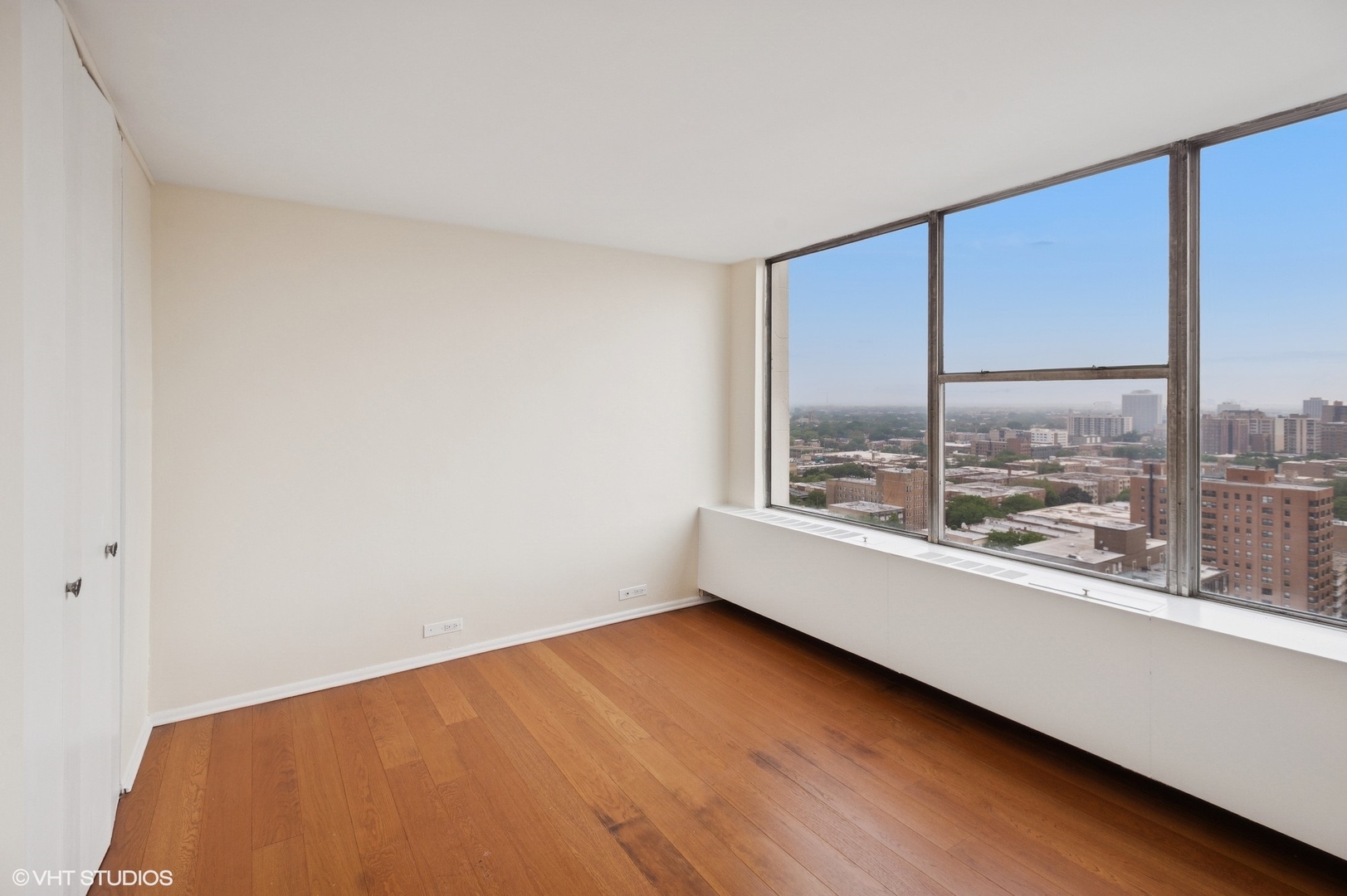 5757 North Sheridan Road, Unit 20J Chicago, IL 60660 - Photo 10 of 20 a view of an empty room with a window